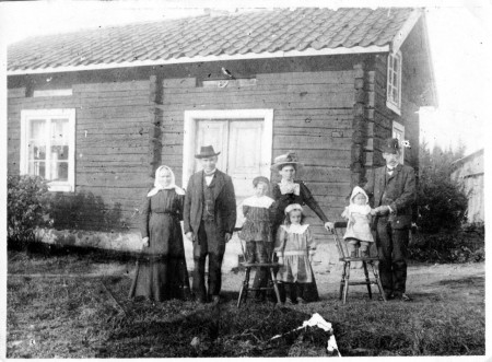 Stina-Kajsa o Bengt Hammarbäck - mormor och morfar med de tre första barnen - Ingrid framför mormor och Astrid o Olle på varsin stol